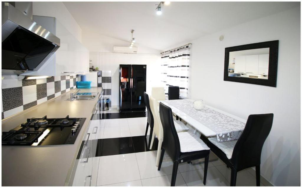 Mikelin Apartment Primošten Екстериор снимка